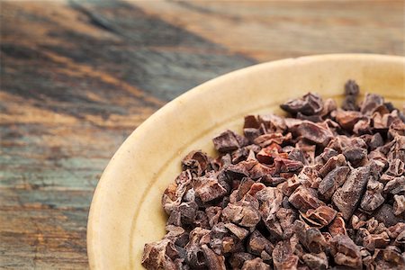 ponta de caneta - Raw cacao nibs in a small ceramic bowl against grunge wooden background Foto de stock - Royalty-Free Super Valor e Assinatura, Número: 400-06770082