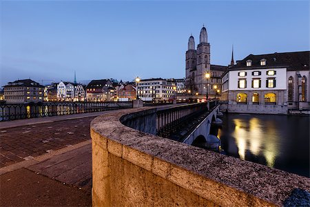 View on Grossmunster Church and Munsterbrucke Bridge in the Evening, Zurich, Switzerland Foto de stock - Royalty-Free Super Valor e Assinatura, Número: 400-06771617