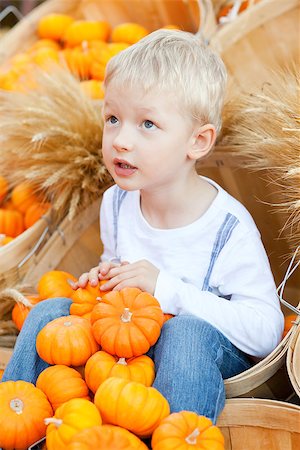 simsearch:400-07169847,k - cute little boy at the pumpkin patch Photographie de stock - Aubaine LD & Abonnement, Code: 400-06772529