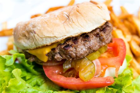 simsearch:400-04331205,k - Cheese burger - American cheese burger with fresh salad Foto de stock - Royalty-Free Super Valor e Assinatura, Número: 400-06772681