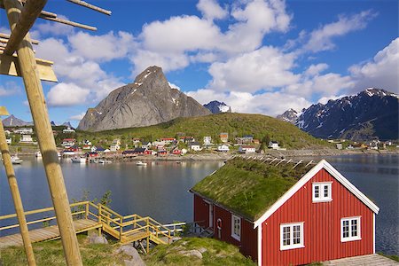 simsearch:400-06946273,k - Typical red rorbu hut with sod roof in town of Reine on Lofoten islands in Norway Photographie de stock - Aubaine LD & Abonnement, Code: 400-06773046
