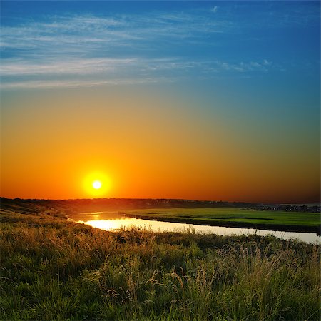 dramatic sunset over river Stockbilder - Microstock & Abonnement, Bildnummer: 400-06788236