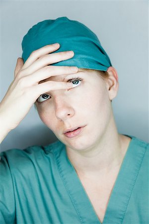 Young nurse in studio on a gray background Photographie de stock - Aubaine LD & Abonnement, Code: 400-06789043