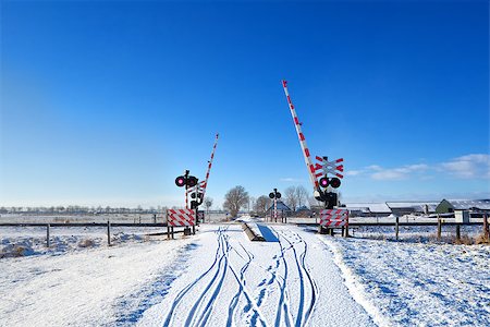 passagem de nível - crossing through railway with red signal lights in winter Foto de stock - Royalty-Free Super Valor e Assinatura, Número: 400-06789534
