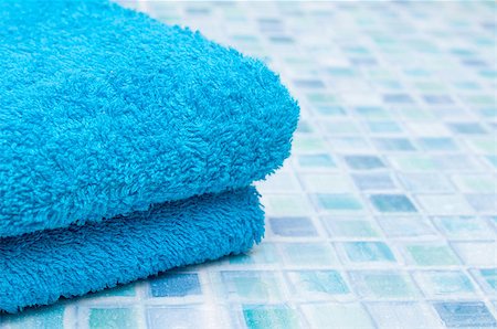 square blocks - Blue Bath Towels on Blue Bathroom Tiles Foto de stock - Super Valor sin royalties y Suscripción, Código: 400-06789857