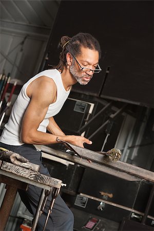 simsearch:400-06796868,k - Busy African man working with fine art glass object in factory Foto de stock - Super Valor sin royalties y Suscripción, Código: 400-06794021