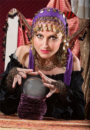 Gorgeous European female soothsayer with crystal ball Foto de stock - Super Valor sin royalties y Suscripción, Código: 400-06794037