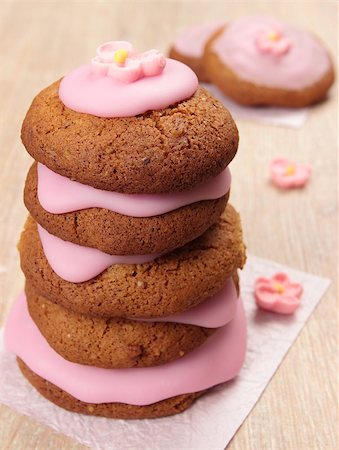 gingerbread with pink icing and pink sugar flowers Stockbilder - Microstock & Abonnement, Bildnummer: 400-06794183