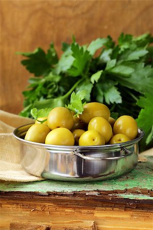 simsearch:400-06096133,k - green  marinated olives with herbs  on a wooden table Fotografie stock - Microstock e Abbonamento, Codice: 400-06794250