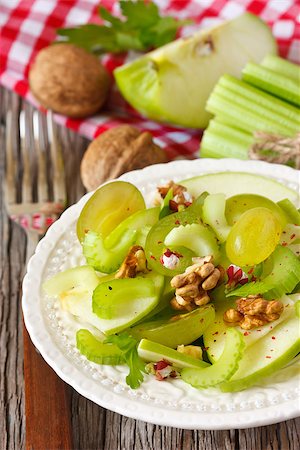simsearch:400-05673047,k - Fresh vegetarian salad with celery, apple, grape and nuts. Healthy food. Foto de stock - Royalty-Free Super Valor e Assinatura, Número: 400-06794392