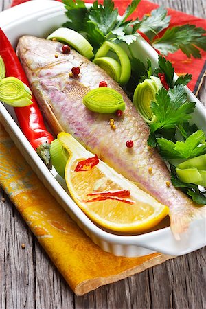 simsearch:400-07776969,k - Fresh goatfish with lemon, leek and spices. Foto de stock - Super Valor sin royalties y Suscripción, Código: 400-06794404