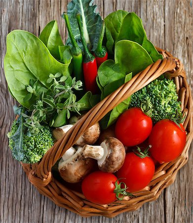 Fresh kitchen garden vegetables in a basket. Photographie de stock - Aubaine LD & Abonnement, Code: 400-06794411