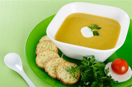 simsearch:400-05708291,k - Vegetable cream soup with crackers, parsley, radish and tomato Stock Photo - Budget Royalty-Free & Subscription, Code: 400-06794728