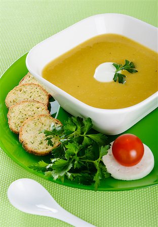 simsearch:400-05708291,k - Vegetable cream soup with crackers, parsley, radish and tomato Stock Photo - Budget Royalty-Free & Subscription, Code: 400-06794729