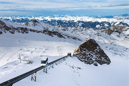 Winter with ski slopes of kaprun resort next to kitzsteinhorn peak in austrian alps Foto de stock - Super Valor sin royalties y Suscripción, Código: 400-06795758