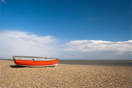 Red fishing boat on Dunwich Beach in Suffolk, England Stockbilder - Microstock & Abonnement, Bildnummer: 400-06795895