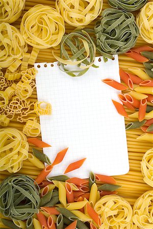 simsearch:400-06796271,k - Note paper on various Italian pasta background Stock Photo - Budget Royalty-Free & Subscription, Code: 400-06796126