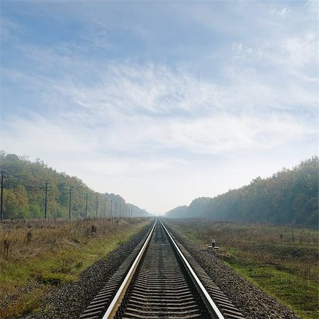 railway goes to horizon in fog Stockbilder - Microstock & Abonnement, Bildnummer: 400-06796382