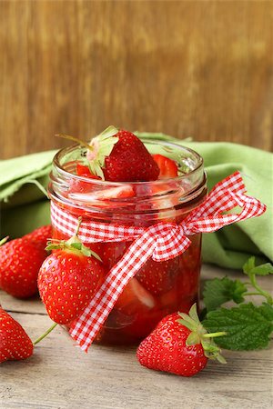 simsearch:622-08123047,k - strawberry jam in a jar and fresh berries on the table Stockbilder - Microstock & Abonnement, Bildnummer: 400-06796876