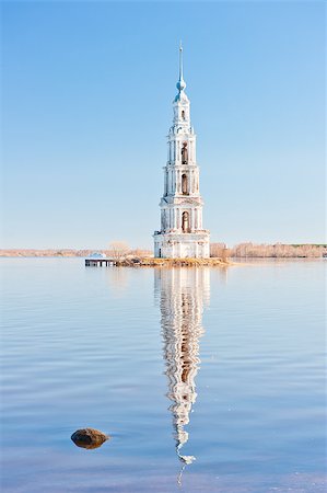 High belltower in the middle of the wide river Foto de stock - Super Valor sin royalties y Suscripción, Código: 400-06797160