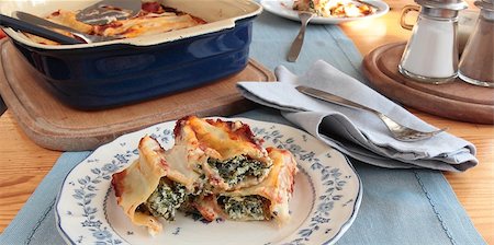 cannelloni with ricotta, rukola and spinach Foto de stock - Super Valor sin royalties y Suscripción, Código: 400-06797178