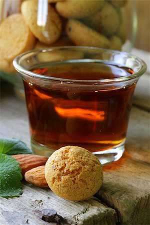 Dessert liqueur Amaretto with almond biscuits (amarittini) and nuts Photographie de stock - Aubaine LD & Abonnement, Code: 400-06797307