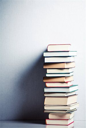 Very high stack of books on a table Photographie de stock - Aubaine LD & Abonnement, Code: 400-06798626