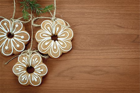 simsearch:400-07175496,k - Gingerbread cookies with twig hanging over wooden background Fotografie stock - Microstock e Abbonamento, Codice: 400-06798663