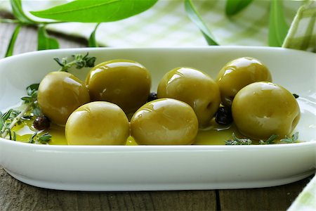 simsearch:400-06096133,k - green olives with fragrant oil and spices Fotografie stock - Microstock e Abbonamento, Codice: 400-06798676