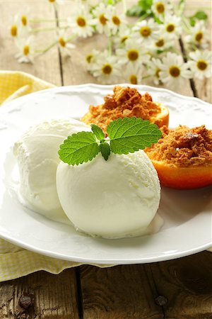 Baked peaches with a scoop of ice cream, summer dessert Photographie de stock - Aubaine LD & Abonnement, Code: 400-06798680