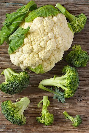 simsearch:400-07822704,k - Fresh cauliflower and broccoli on an old wooden board. Photographie de stock - Aubaine LD & Abonnement, Code: 400-06798799