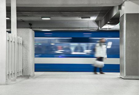 Someone waiting the metro. A long exposure of the wagon that show the movements and a blurry men just standing there. Photographie de stock - Aubaine LD & Abonnement, Code: 400-06799191