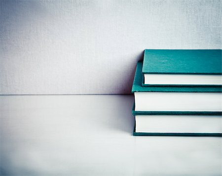 Pile composed of Tree Green Books on a white reflective table Photographie de stock - Aubaine LD & Abonnement, Code: 400-06799201