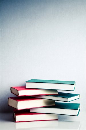 Stack of green and red books in balance Photographie de stock - Aubaine LD & Abonnement, Code: 400-06799202