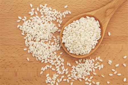 simsearch:400-07993665,k - Risotto arborio white rice in a beech wood spoon over wooden baord. Fotografie stock - Microstock e Abbonamento, Codice: 400-06790972