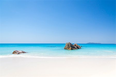 La Digue island, Seyshelles, Anse Source d'Argent. White coral beach sand. Sailing yacht on background. Foto de stock - Super Valor sin royalties y Suscripción, Código: 400-06791455