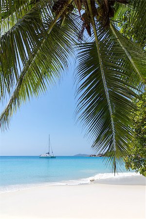 La Digue island, Seyshelles, Anse Source d'Argent. White coral beach sand. Sailing yacht on background. Fotografie stock - Microstock e Abbonamento, Codice: 400-06791453
