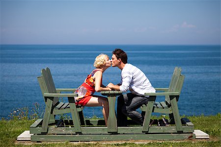 Romantic couple kissing and holding hands on the bench Photographie de stock - Aubaine LD & Abonnement, Code: 400-06792951