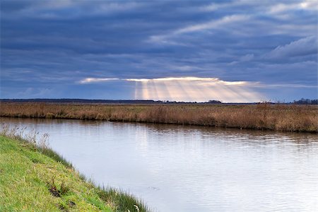 simsearch:400-06741971,k - sunbeams through clouded sky during storm over canal Foto de stock - Super Valor sin royalties y Suscripción, Código: 400-06793655