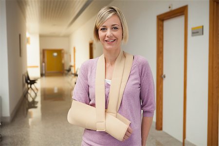 Patient with broken arm in sling in hospital corridor Stockbilder - Microstock & Abonnement, Bildnummer: 400-06800626