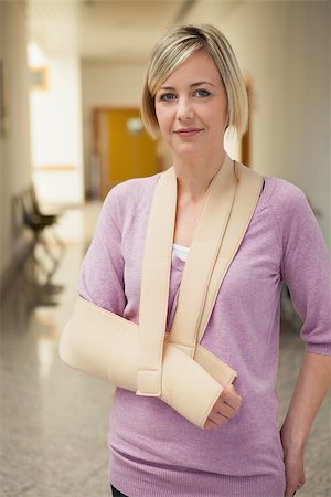 Patient with arm in sling in hospital corridor Foto de stock - Super Valor sin royalties y Suscripción, Código: 400-06800627