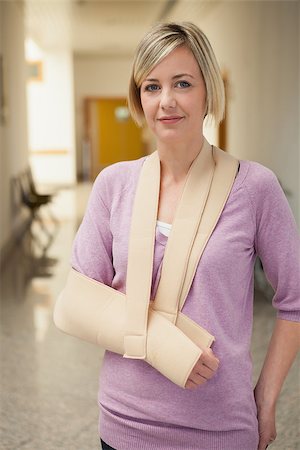 Patient with arm in sling in hospital corridor Stockbilder - Microstock & Abonnement, Bildnummer: 400-06800627