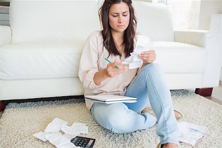 Woman looking at the total amount of the bills Photographie de stock - Aubaine LD & Abonnement, Code: 400-06801020