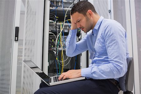 simsearch:400-06801216,k - Technician becoming stressed over servers in data center Foto de stock - Royalty-Free Super Valor e Assinatura, Número: 400-06801226