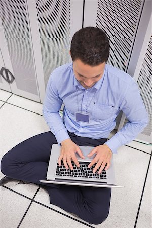 simsearch:400-06801216,k - Man using his laptop in data center in front of servers Foto de stock - Royalty-Free Super Valor e Assinatura, Número: 400-06801342