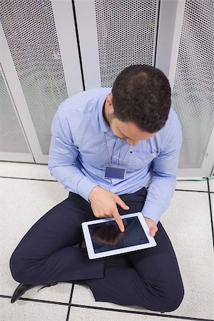 simsearch:400-06801216,k - Man using tablet pc in data center sitting on floor Foto de stock - Royalty-Free Super Valor e Assinatura, Número: 400-06801350