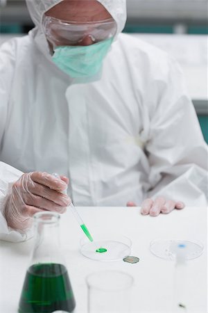 simsearch:6109-07497816,k - Chemist in protective suit adding green liquid to petri dish in the lab Fotografie stock - Microstock e Abbonamento, Codice: 400-06801690