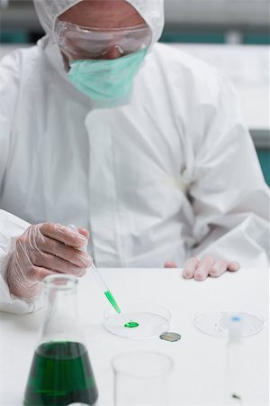 simsearch:6109-07497806,k - Chemist in protective suit adding green liquid to petri dish in the lab Fotografie stock - Microstock e Abbonamento, Codice: 400-06801690