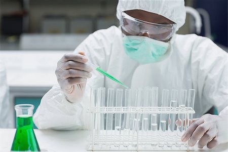 simsearch:6109-07497806,k - Chemist in protective suit filling test tubes with green liquid in the lab Fotografie stock - Microstock e Abbonamento, Codice: 400-06801691