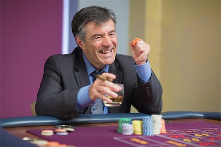 simsearch:400-06802094,k - Man winning at roulette table in casino Foto de stock - Super Valor sin royalties y Suscripción, Código: 400-06801957
